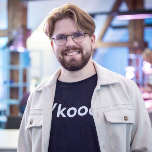 Peep Noorkõiv in kood Võru learning center wearing a tan jacket with black kood tech tshirt